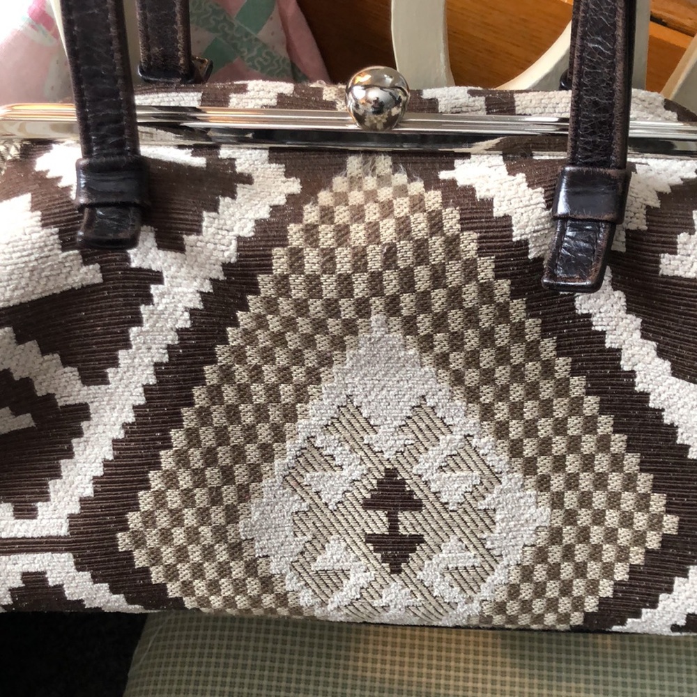 Adorable vintage bag.
